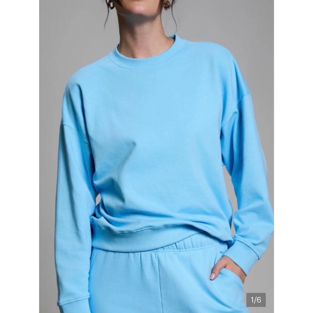 NEW Year of Ours Year of Ours Sky Blue M/L
Oversized Crewneck 100%
Cotton Sw